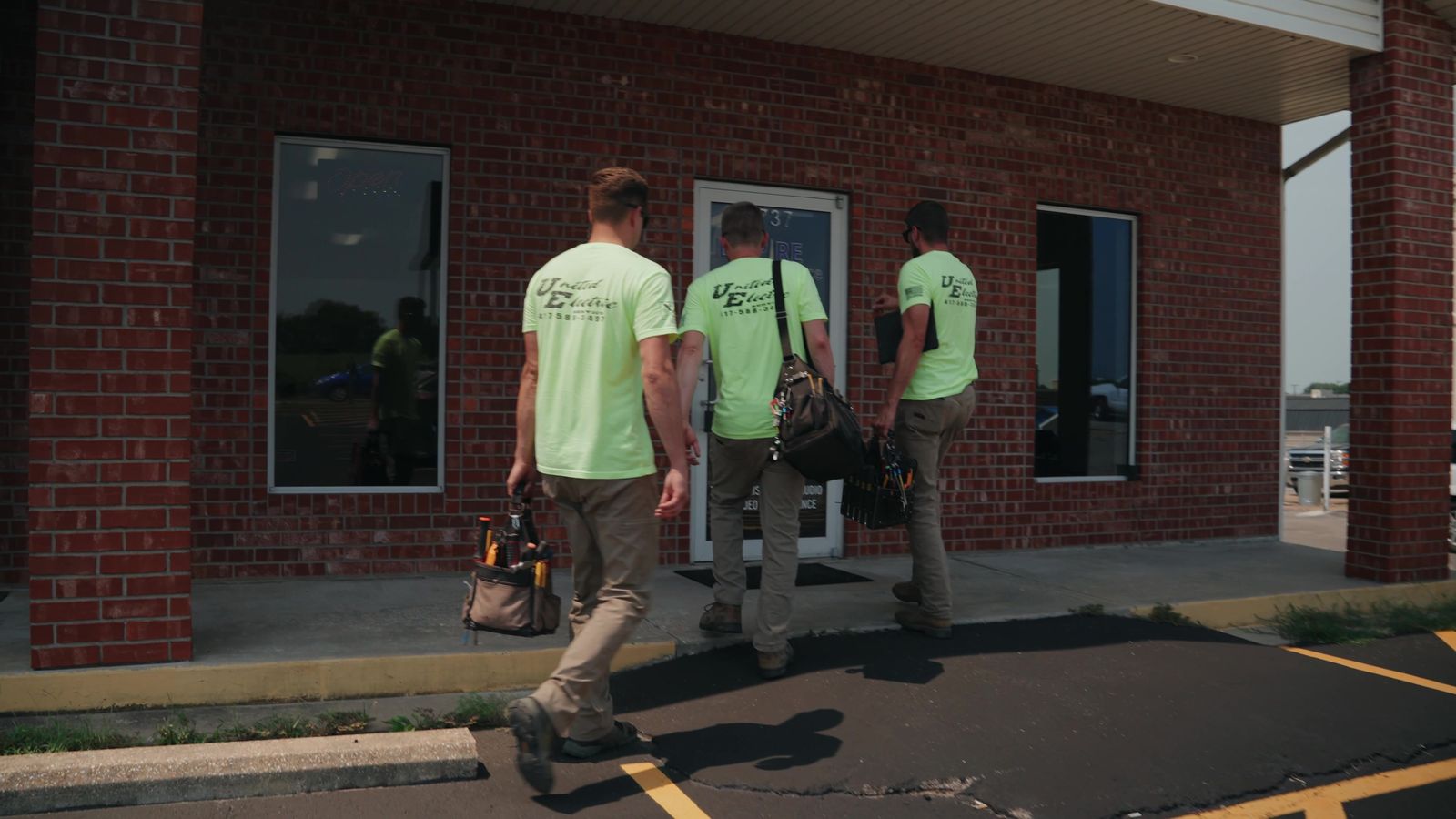 United Electric Service crew arriving at a commercial job site near Lebanon, Missouri
